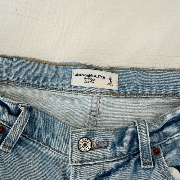 NWOT Abercrombie Baggy Low Rise Jeans size 28 short - Picture 2 of 4